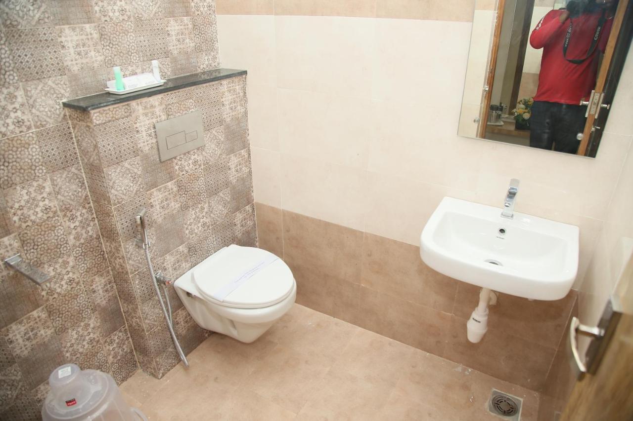 Apollo Court Hotell Chennai Exteriör bild